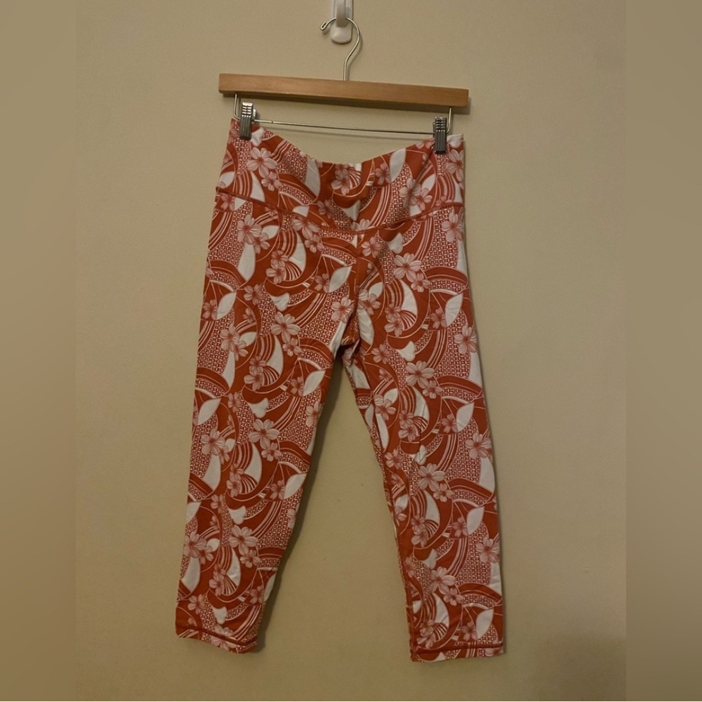 Victoria's Secret Sport Knockout Hawaiian Floral Print Capri Leggings